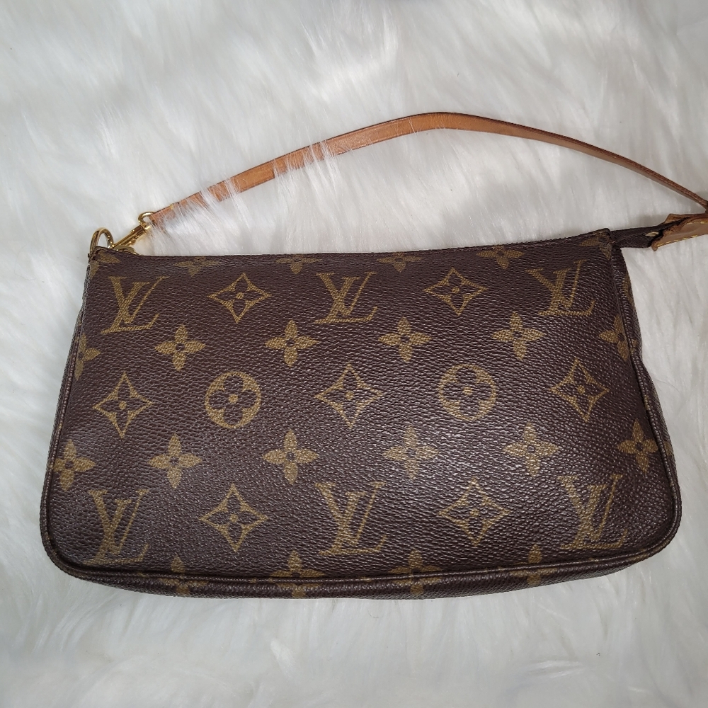 LV pochette monogram